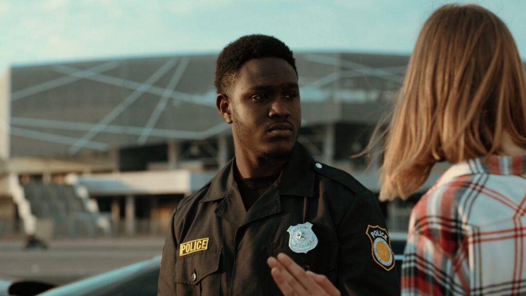 A woman speaking to a police officer in the street. Representing how one can benefit from calling a Portland criminal defense attorney.